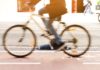 STADTRADELN am MCG – Wir treten wieder in die Pedale! Unerkennbarer Radfahrer fährt Fahrrad durch eine Straße