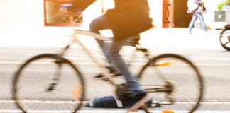 STADTRADELN am MCG – Wir treten wieder in die Pedale! Unerkennbarer Radfahrer fährt Fahrrad durch eine Straße