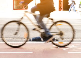 STADTRADELN am MCG – Wir treten wieder in die Pedale! Unerkennbarer Radfahrer fährt Fahrrad durch eine Straße