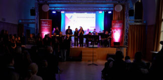 Entdecken und Erleben: Tag der offenen Tür am Marie-Curie-Gymnasium 2023 Die Big Band und die Choricals beim Auftritt