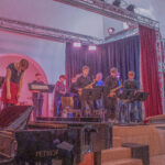 Die Schulband spielt auf der Bühne.
