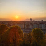 Sonnenuntergang mit Stadtblick