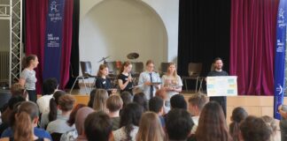 #Socialmedia und du – Politische Bildung zum Mitmachen Vier Mädchen halten einen Vortrag