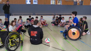 Profisitzvolleyballer erzählt den Schüler:innen seine Geschichte