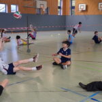 Schüler:innen spielen Sitzvolleyball