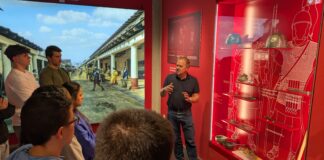 Projektkurs Geschichte unternimmt Zeitreise ins antike Neuss Jugendliche hören einem Museumsleiter zu