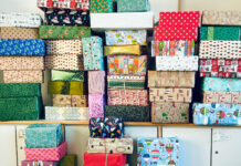 Weihnachtspäckchen für Rumänien – Danke für euer Engagement! Bunte Weihnachtspäckchen übereinander gestapelt