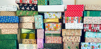 Weihnachtspäckchen für Rumänien – Danke für euer Engagement! Bunte Weihnachtspäckchen übereinander gestapelt