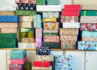 Weihnachtspäckchen für Rumänien – Danke für euer Engagement! Bunte Weihnachtspäckchen übereinander gestapelt