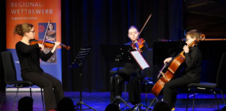 Streichtrio aus Neuss und Meerbusch glänzt beim „Jugend musiziert“ Drei Musiker spielen gemeinsam auf einer Bühne