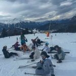Sklifahrer sitzen auf dem Schnee
