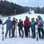 Skigruppe steht in einer Reihe