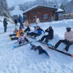 Snowboarder sintzen auf dem Schnee