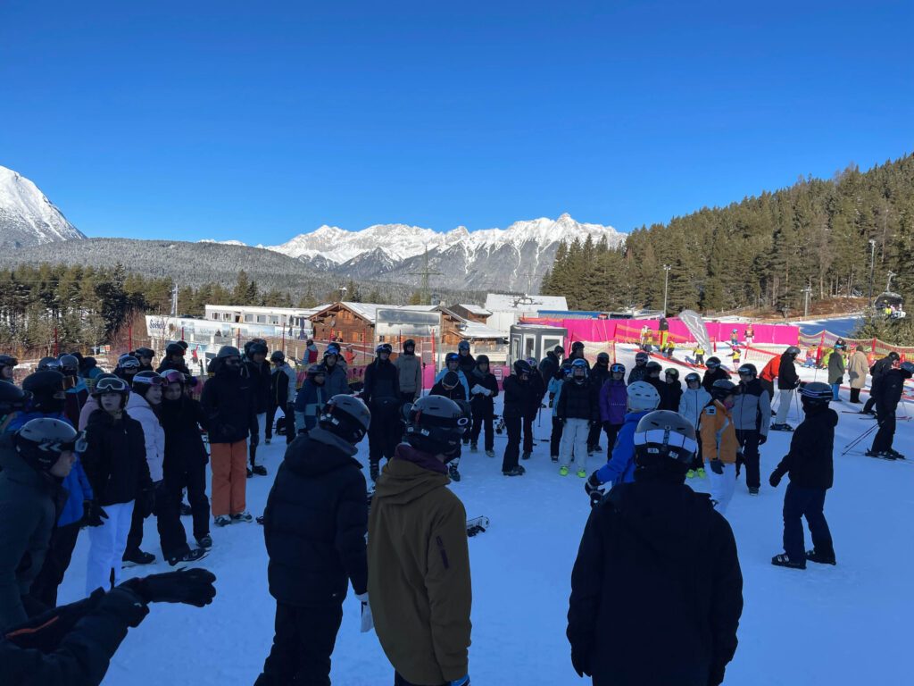 Gruppe von Schüler*innen versammelt am Ende der Piste