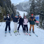 5 Skifahrer posen für das Foto
