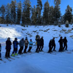 Skifahrer in einer Reihe