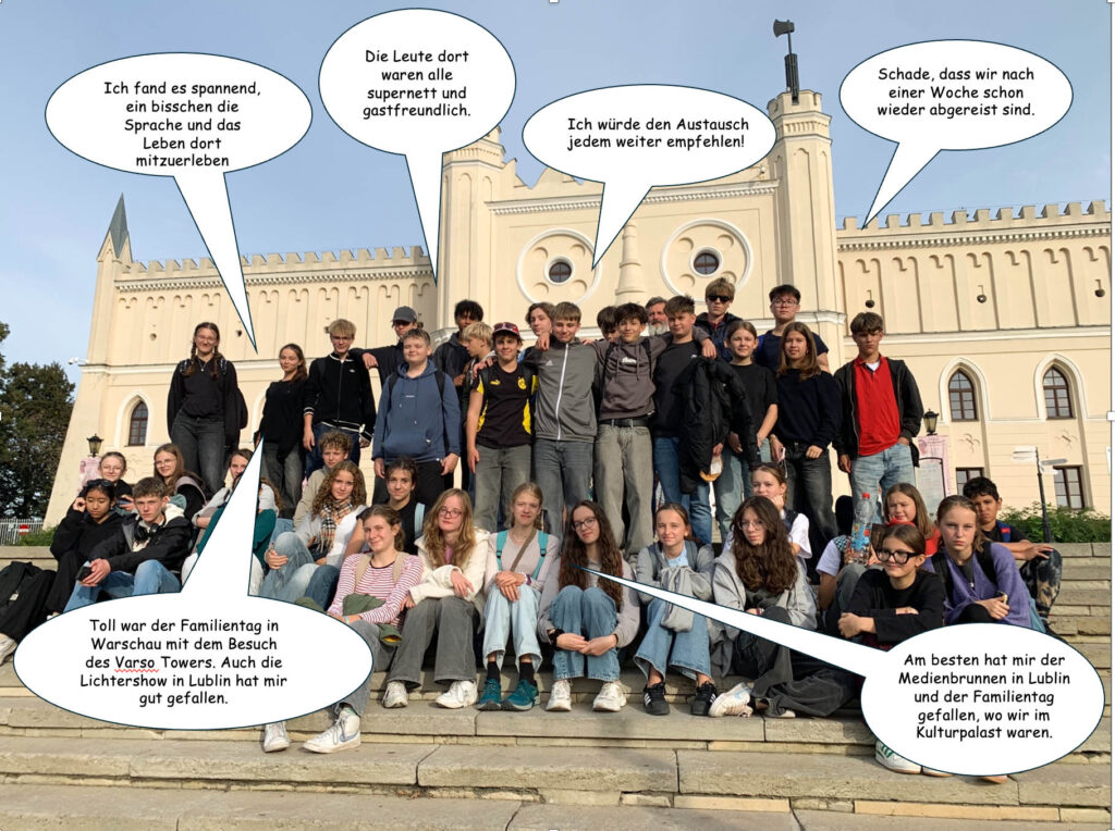 Gruppenfoto von Schüler:innen auf einer Treppe mit Sprechblasen.