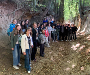 Gruppenfoto von Schüler:innen im Wald.
