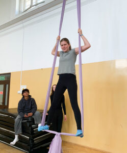 Mädchen übt für den Zirkus.