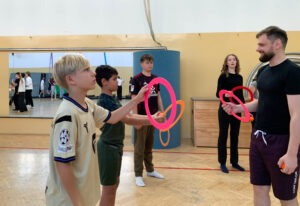 4 Jugendliche machen Zirkusübungen.