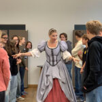 Jungen und Mädchen bereiten sich vor zu tanzen.