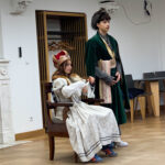 Ein Junge und Mädchen verkleidet in königlicher Kleidung.