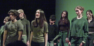 poco*mania präsentiert „seeking shelter“ Theatergruppe führt eine Szene auf