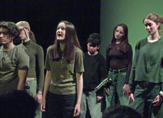 poco*mania präsentiert „seeking shelter“ Theatergruppe führt eine Szene auf