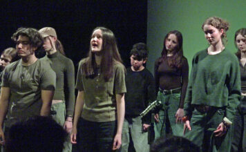 poco*mania präsentiert „seeking shelter“ Theatergruppe führt eine Szene auf