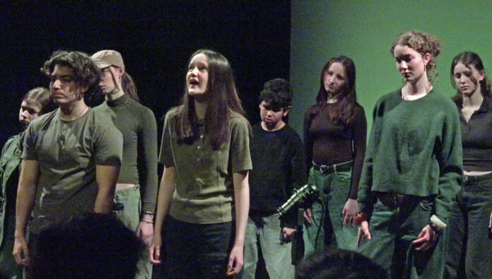 Theatergruppe führt eine Szene auf