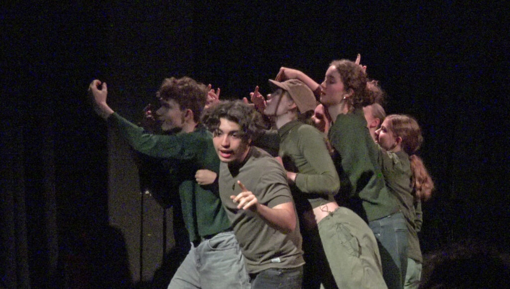 Schauspieler führen eine Szene auf.