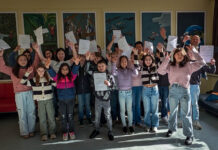 Begabte Schüler:innen glänzen bei der Mathe-Olympiade Gruppe an Schüler*innen halten stolz ihre Urkunden vom Mathe Wettbewerb hoch
