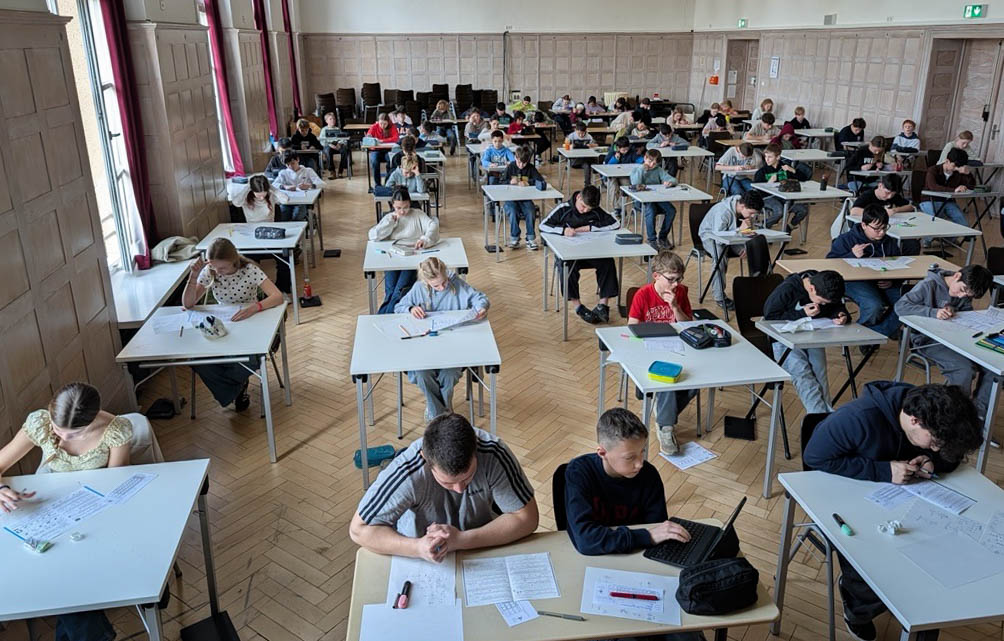 Schüler*inner knobeln an ihren Matheaufgaben