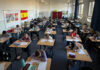 Mathe-Spaß und starke Leistungen beim Känguru Wettbewerb am MCG Schüler*inner knobeln an ihren Matheaufgaben