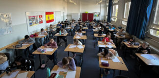 Mathe-Spaß und starke Leistungen beim Känguru Wettbewerb am MCG Schüler*inner knobeln an ihren Matheaufgaben