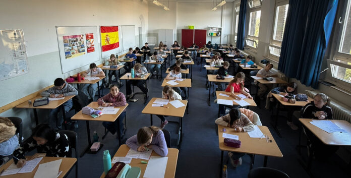 Schüler*inner knobeln an ihren Matheaufgaben