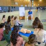 Schüler:innen hören den Arzt aufmerksam zu