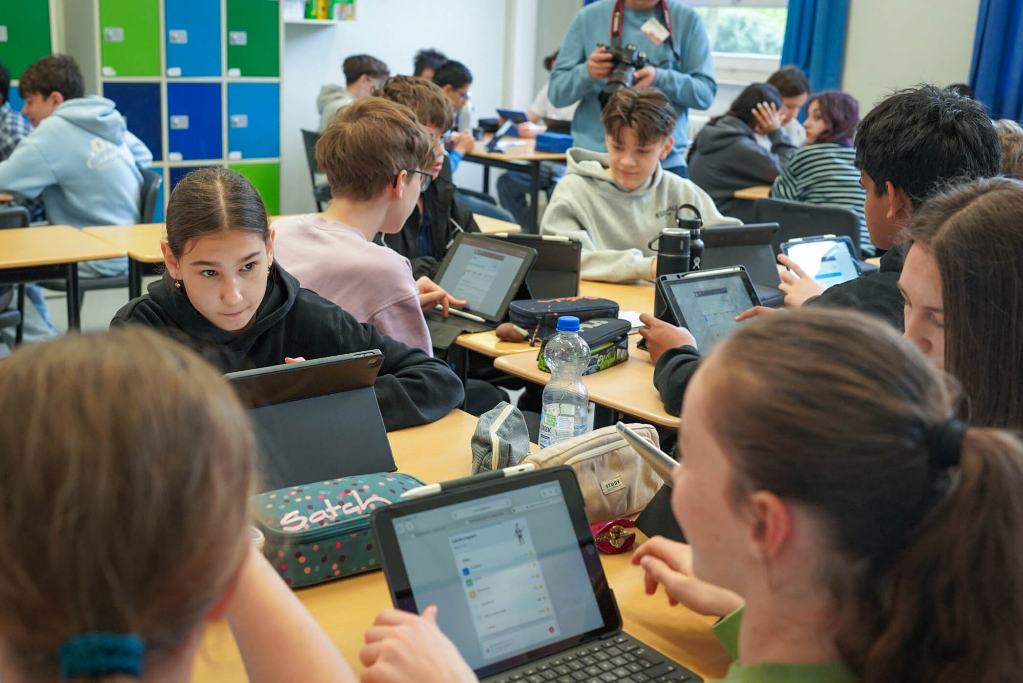 Schüler:innen arbeiten zusammen an Aufgaben