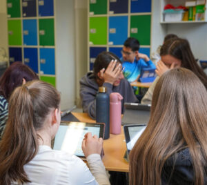 Seite Mittelstufe Foto 2 Schüler:innen arbeiten an Aufgaben